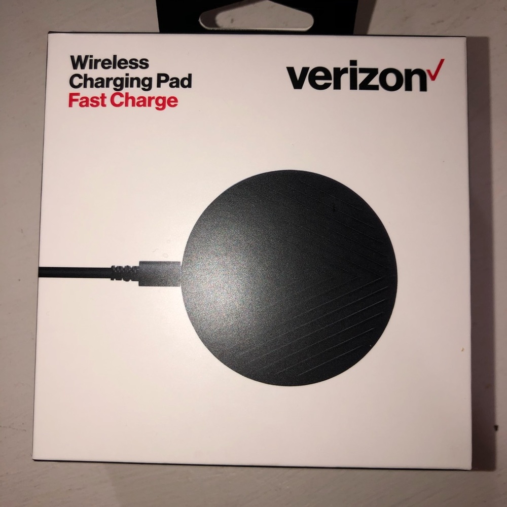 BRAND NEW IN BOX WIRELESS CHARGER!!!!